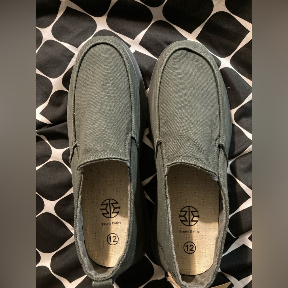 These are Empty Entire men's slip-on shoes. They are casual loafers